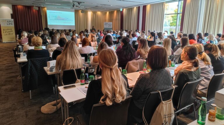 PKAs sitzen beim Vortrag der ApoLife Gruppe an deren PKA-Tag.