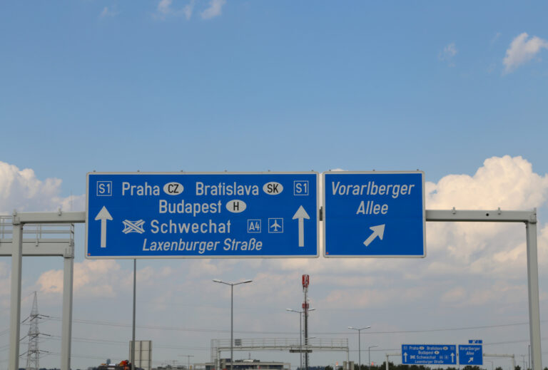 Symbolbild: Ein Autobahnschild zeigt nach Prag, Bratislava und Budapest.
