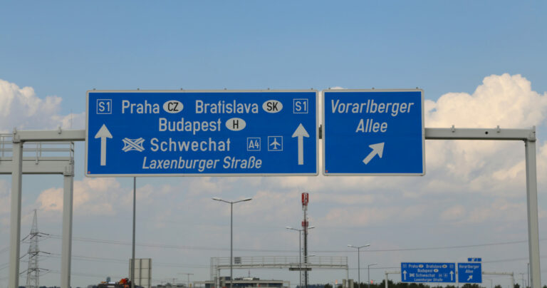 Symbolbild: Ein Autobahnschild zeigt nach Prag, Bratislava und Budapest.
