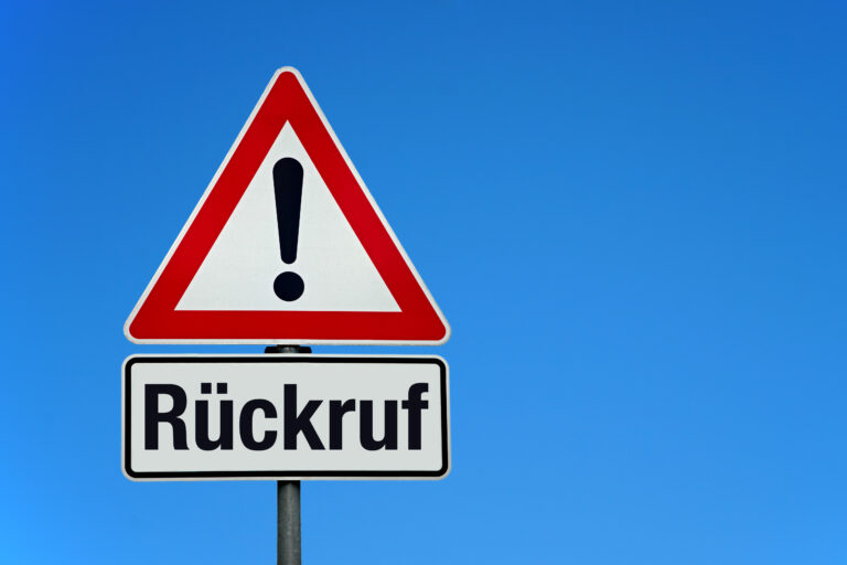 Symbolbild: Ein Warnschild wie im Verkehr - rot umrandetes Dreieck mit den Worten "Rückruf".