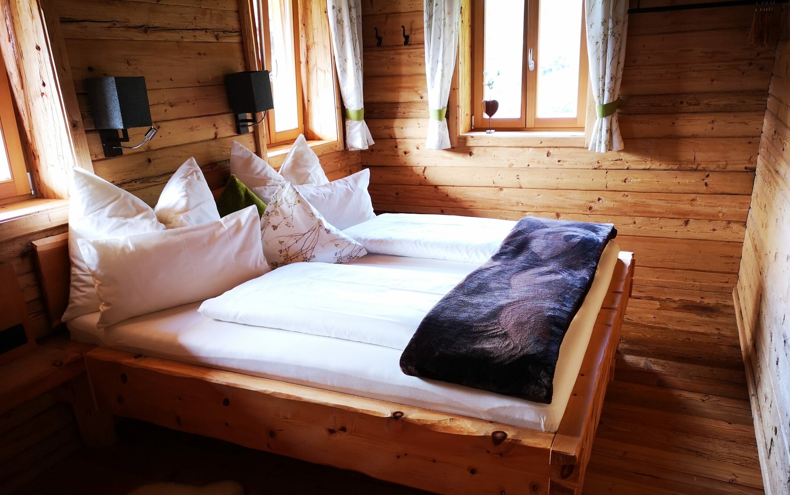 Symbolbild: Ein Zimmer aus Zirbenholz mimt Zirbenholz-Bett.