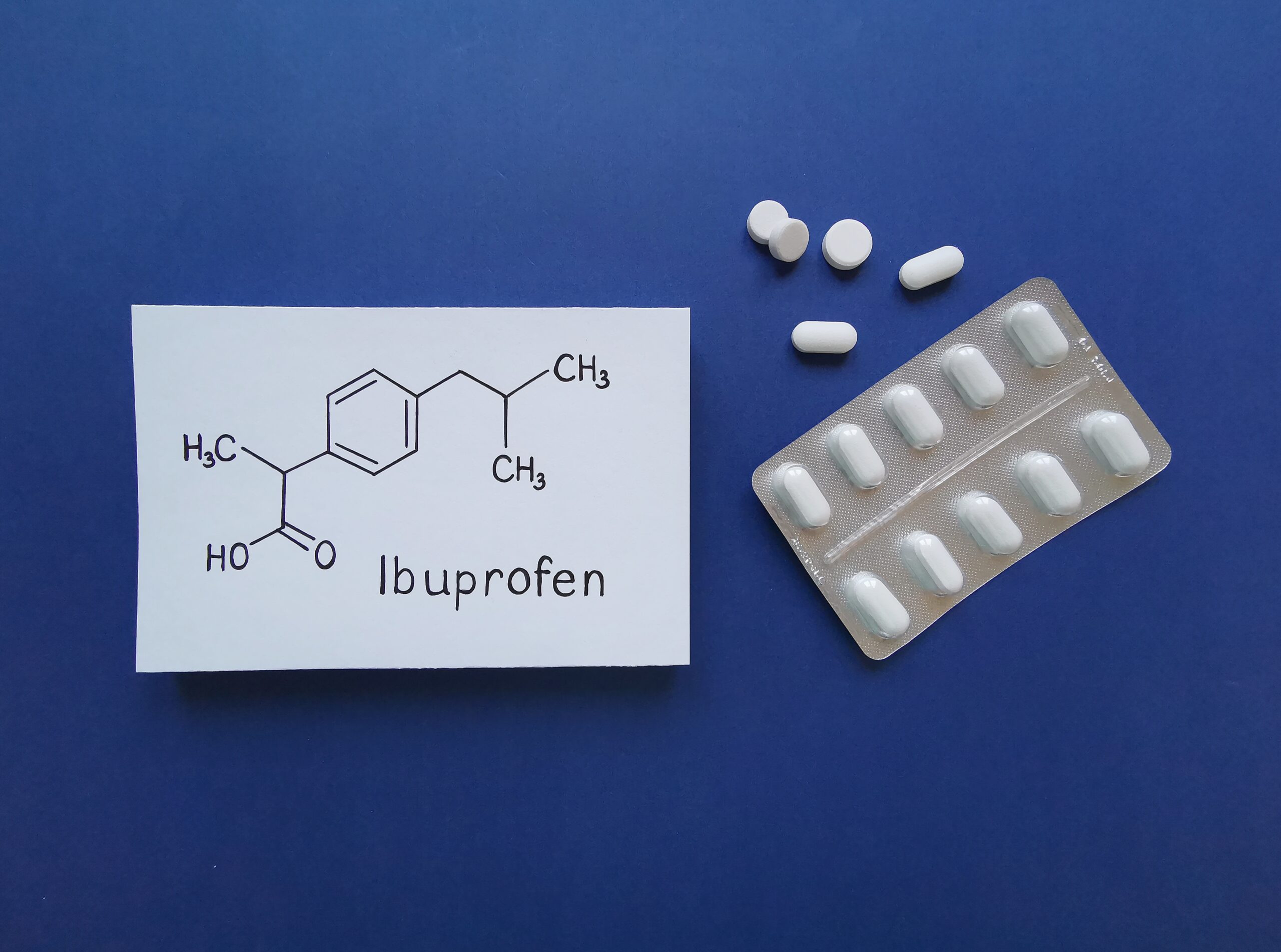 Ibuprofen Strukturformel und Tablette