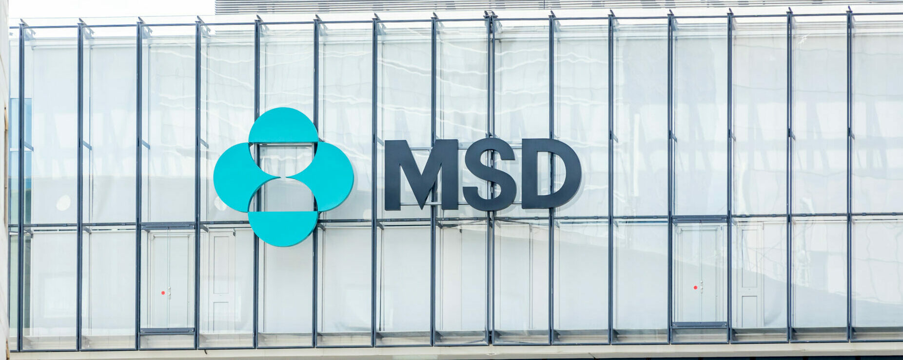 Symbolbild: Eine gläserne Häuserwand mit MSD Logo.