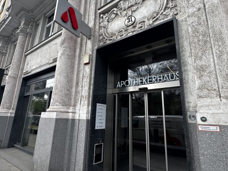 Das Apothekerhaus in Wien. Eine graue Fassade wird von einem roten A geziert.