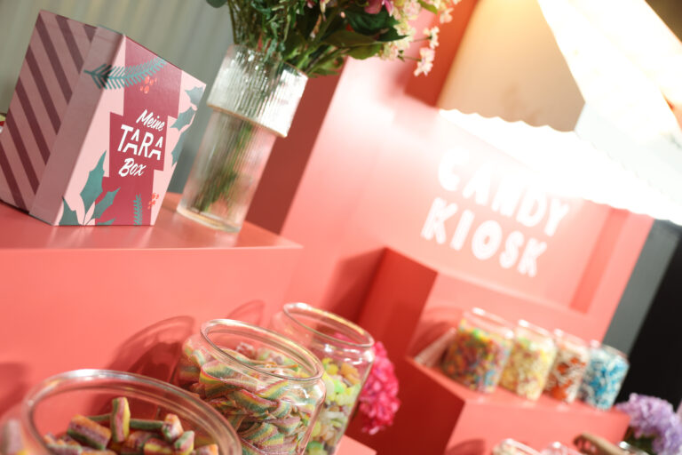 Der Candy Kiosk bei der Apothekentour. viele große Gläser stehen auf den roten Regalen.