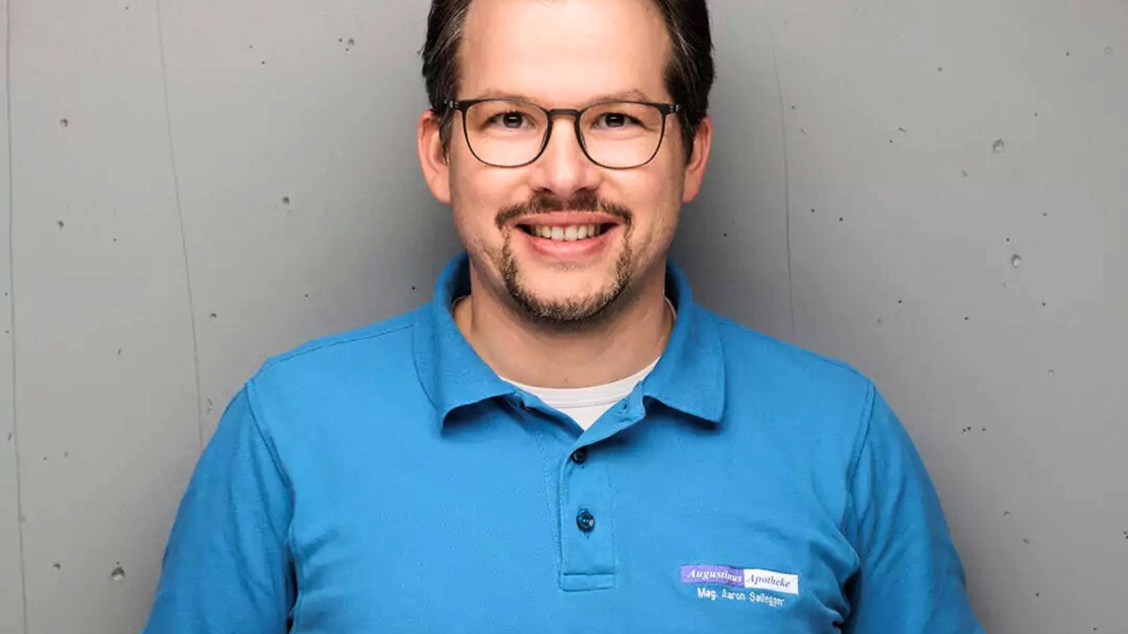 Aaron Sallegger im Apotheken-Polo-Shirt, Portrait