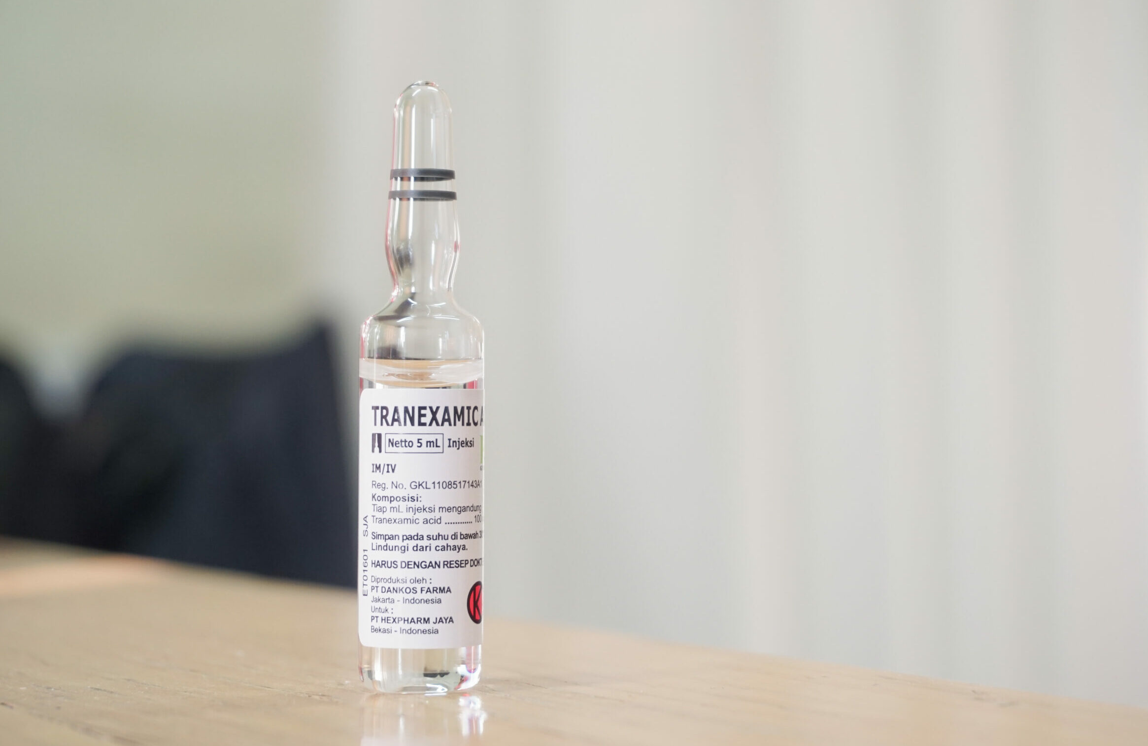 Symbolbild: Eine Ampulle von Tranexamsäure steht auf einem Tisch.