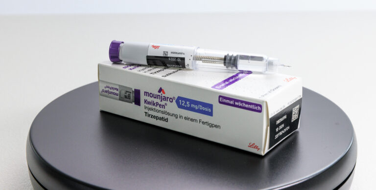 Symbolbild: Der Mounjaro Pen liegt auf einem Podest.