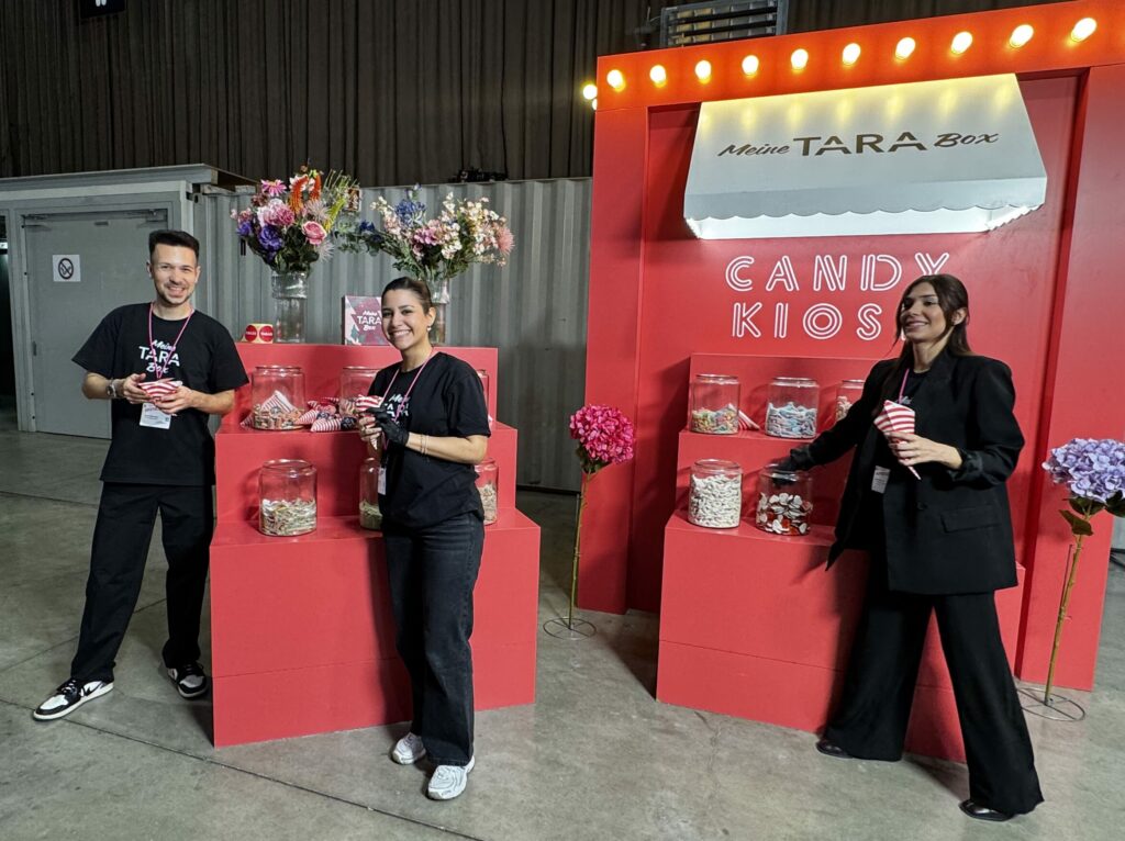 Die helfenden Hände des Candy Kiosk.