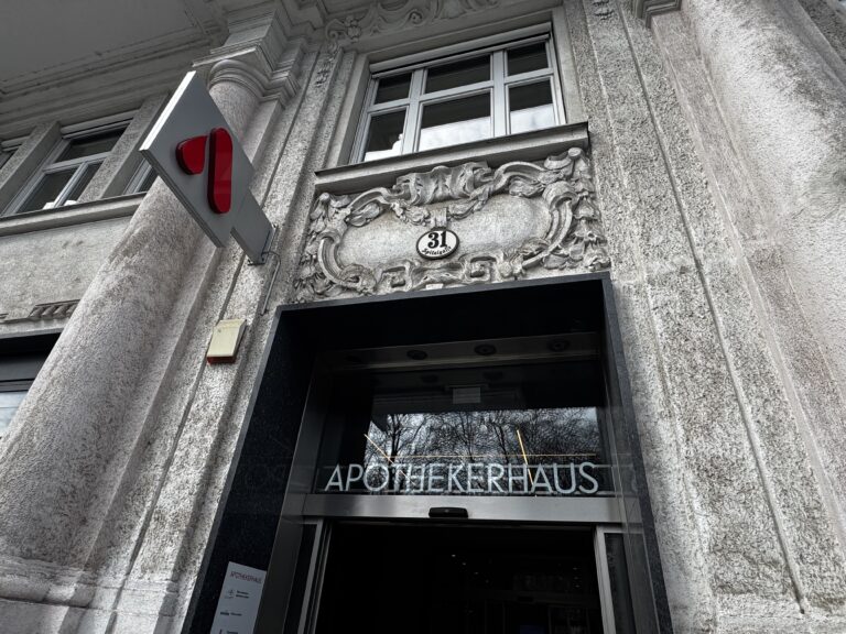 Die Außenfassade des Apothekerhauses in der Spitalgasse.