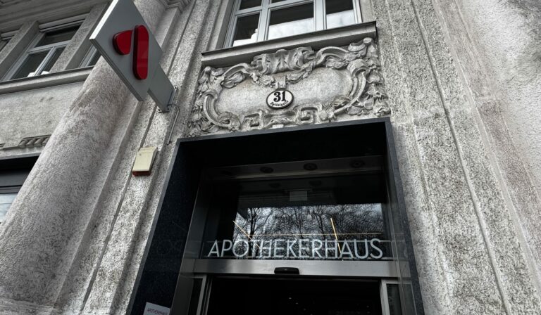 Die Außenfassade des Apothekerhauses in der Spitalgasse.