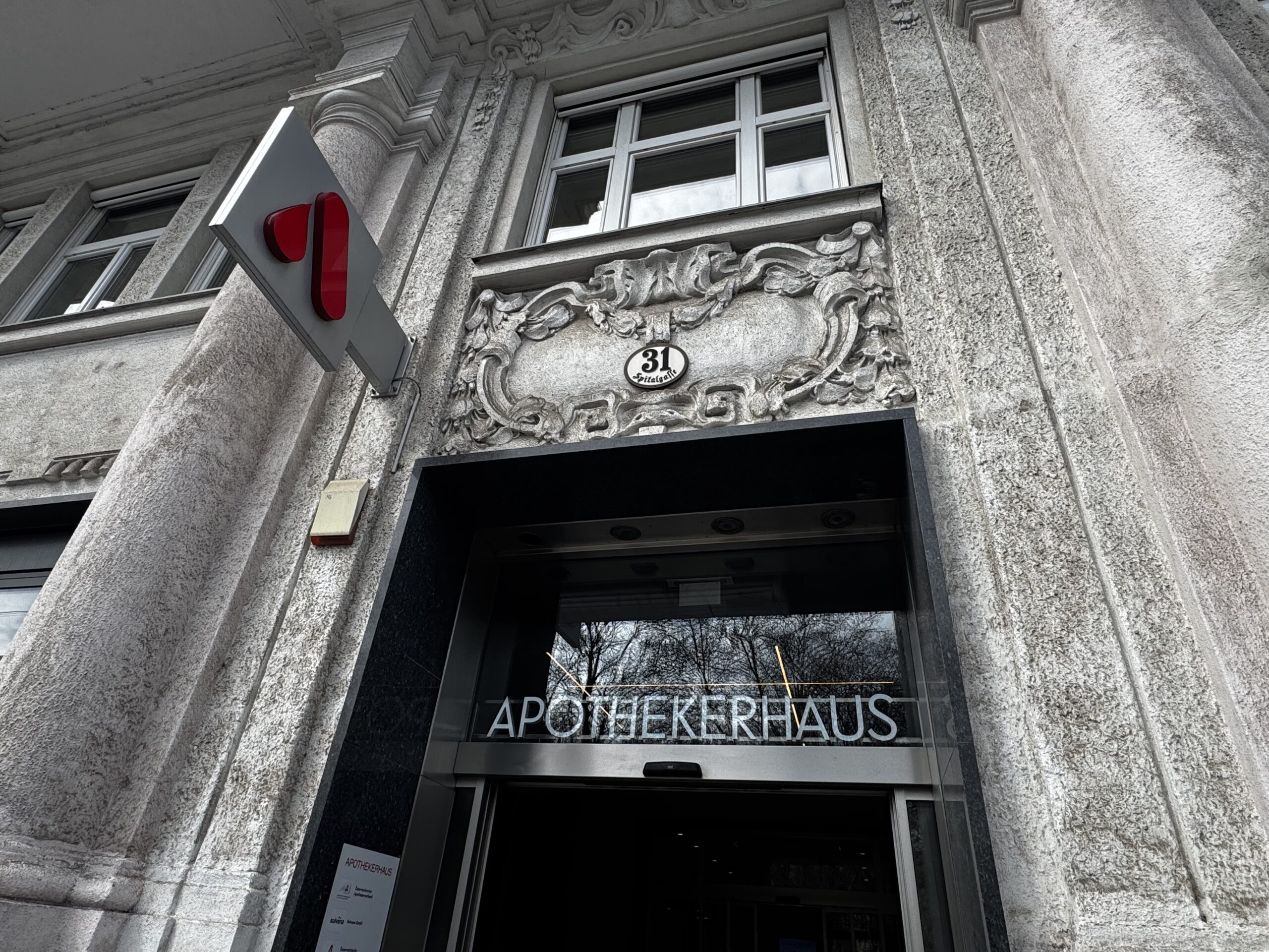 Die Außenfassade des Apothekerhauses in der Spitalgasse.
