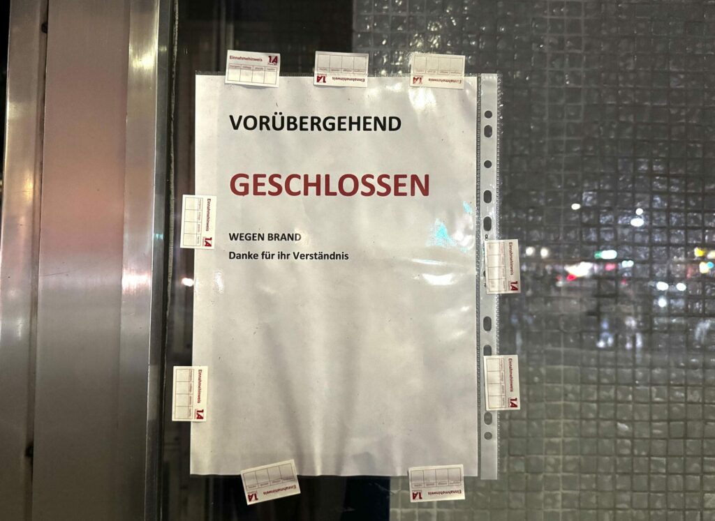 Eine Meldung hängt an der Apothekentüre: Vorübergehend Geschlossen wegen Brand steht darau.