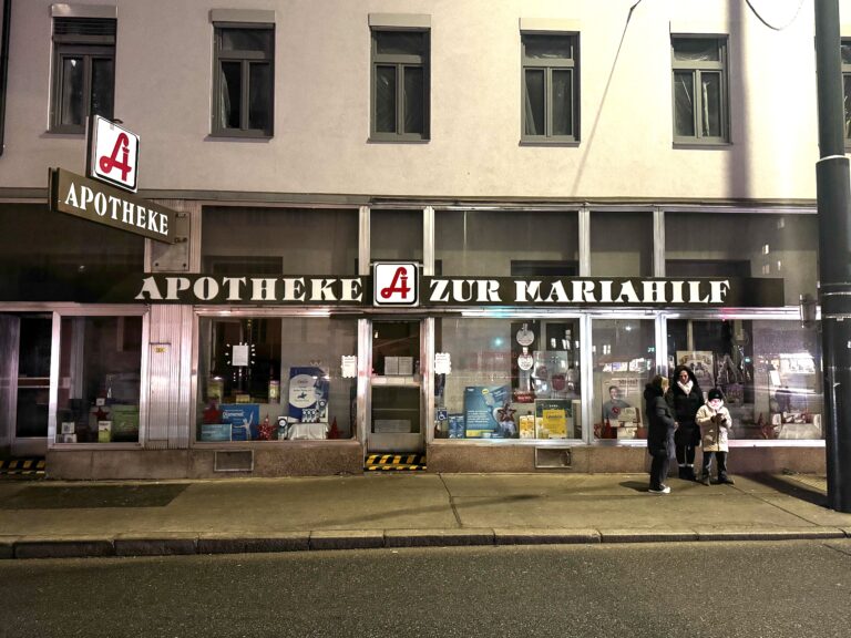 Die Apotheke zur Mariahilf von außen. Die Lichter sind abgedreht, da sie zugesperrt hat.