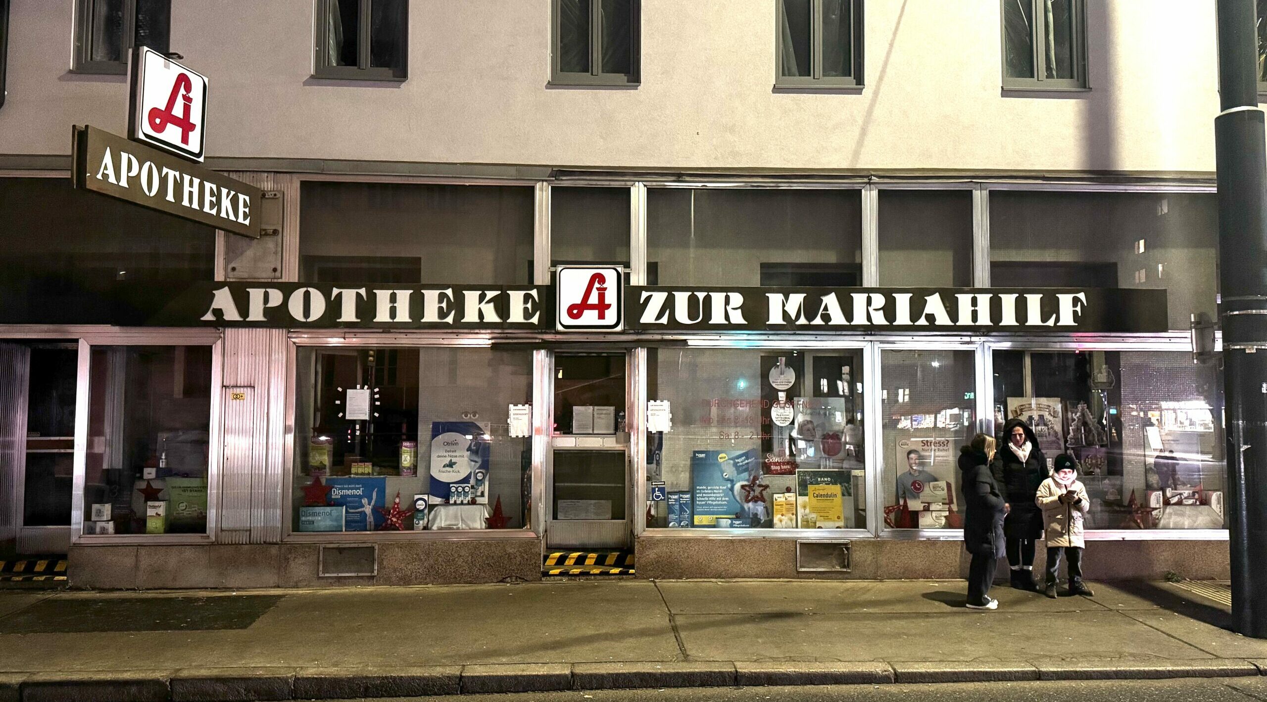 Die Apotheke zur Mariahilf von außen. Die Lichter sind abgedreht, da sie zugesperrt hat.