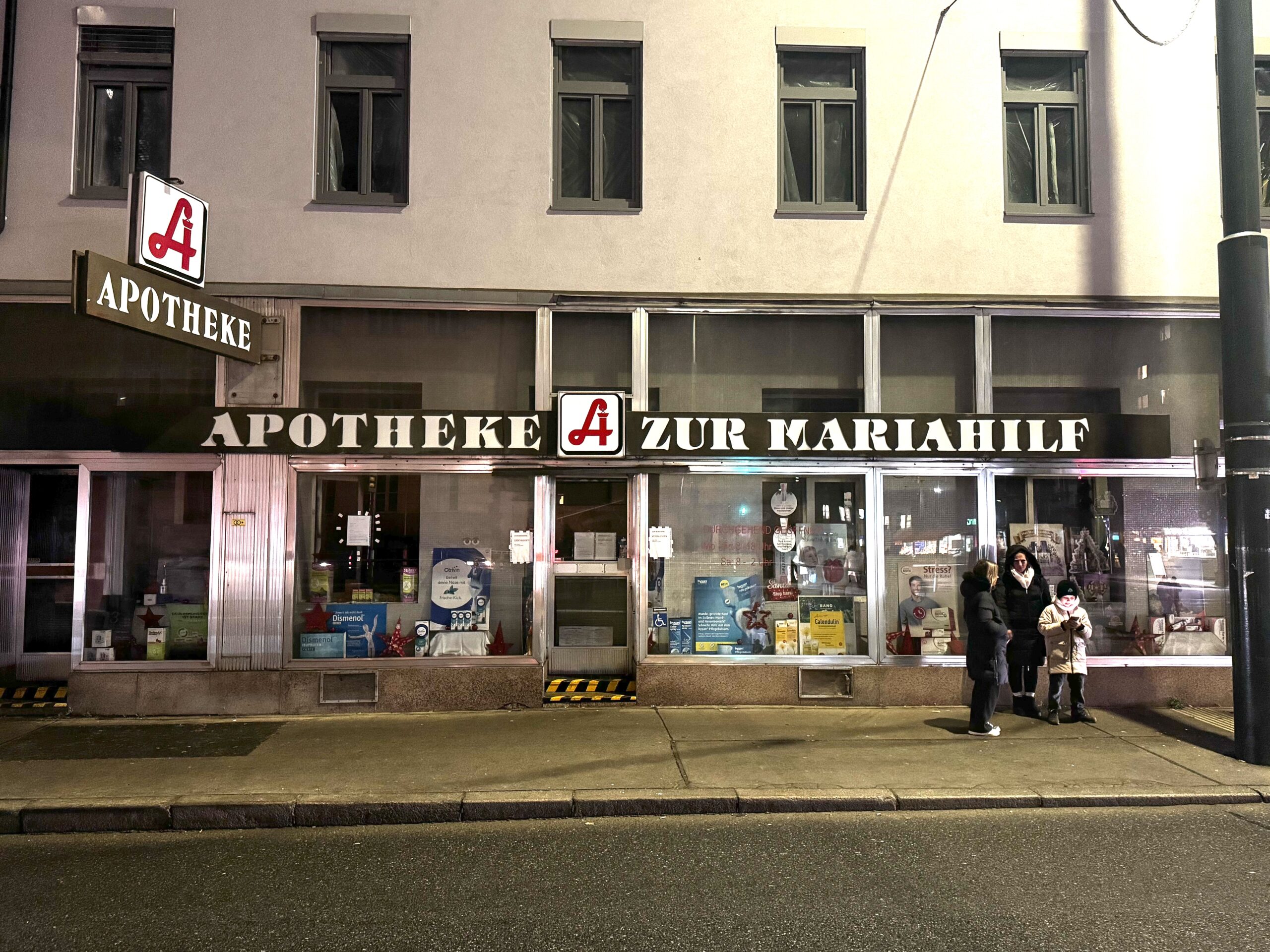 Die Apotheke zur Mariahilf von außen. Die Lichter sind abgedreht, da sie zugesperrt hat.
