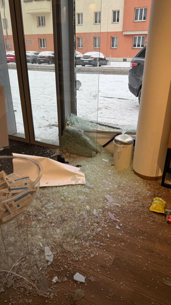 Überall liegen Scherben und eine zerstörte Apothekenauslage ist zu sehen.