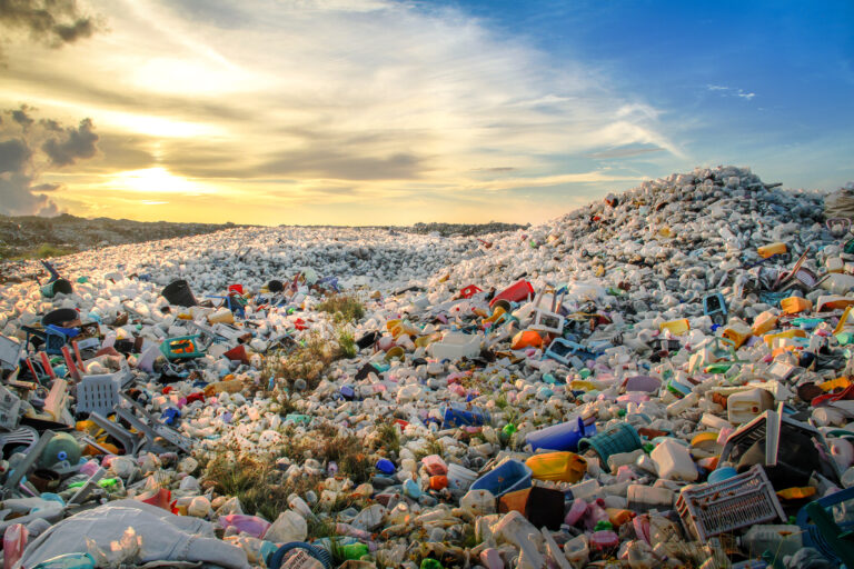 Symbolbild: Stapelweise Plastik verschmutzt die Umwelt.