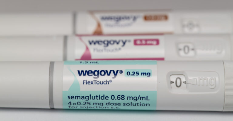 Symbolbild: Wegovy Spritzen in verschiedenen Stärken liegen hintereinander.