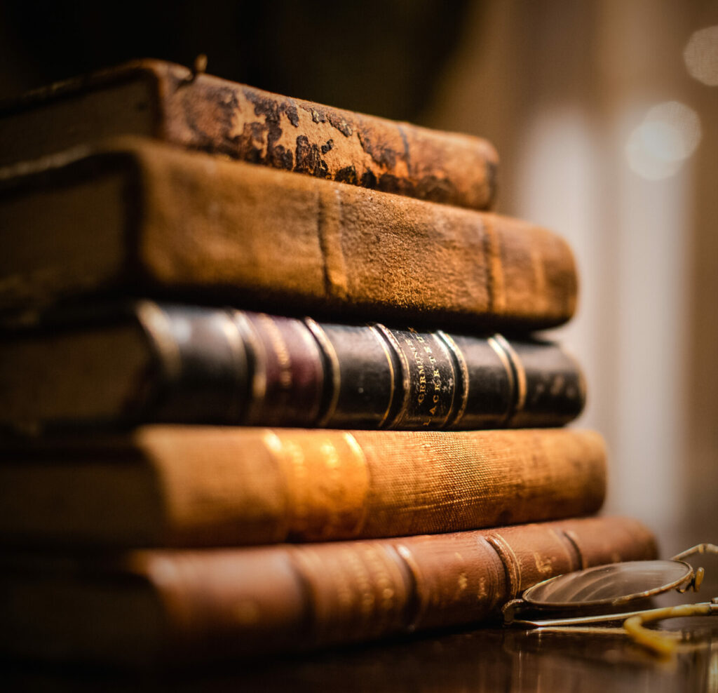 Symbolbild: Stapel alter Bücher