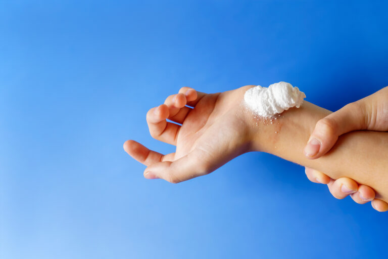 Symbolbild: Eine Hand hat Schaum oben.