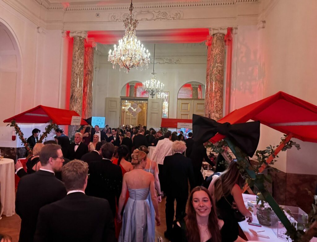 Der Gang beim Ball war mit zahlreichen Ständen versehen.