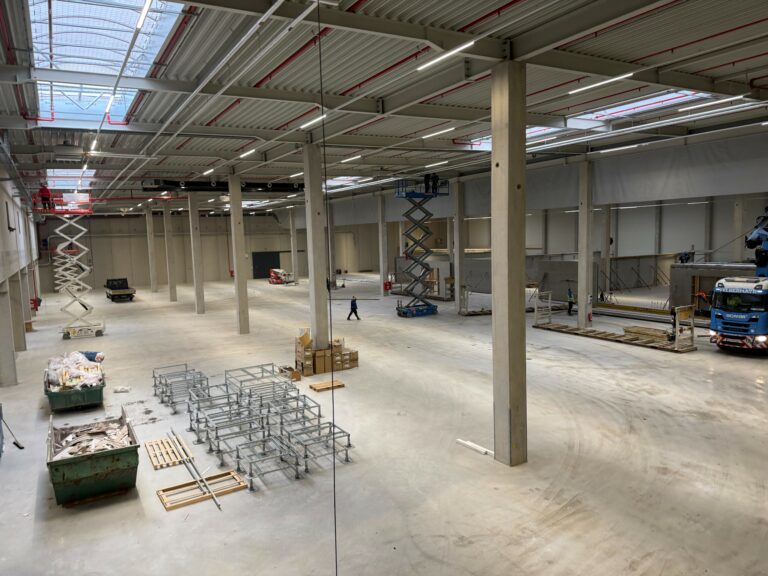 Eine Halle in der Bauarbeiten anfallen. Sie ist in Traiskirchen.