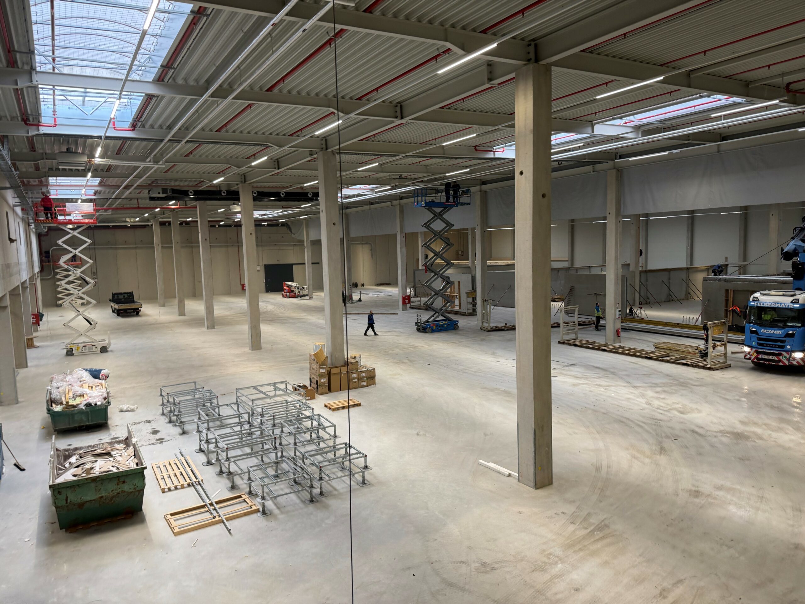 Eine Halle in der Bauarbeiten anfallen. Sie ist in Traiskirchen.