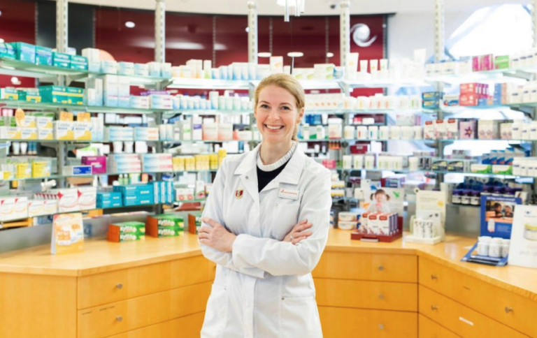 Inhaberin Karoline Sindelar im Kittel, steht in ihrer Apotheke