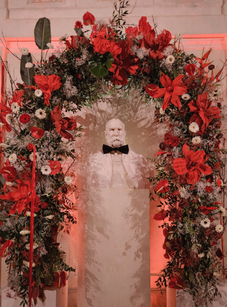 Die Statue von Kaiser Franz Josef im Arbeitsmantel.