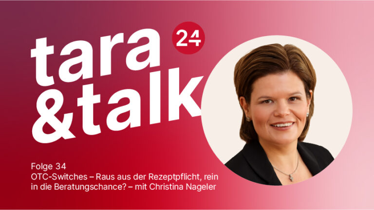 Christina Nageler trägt einen schwarzen Blazer und lächelt.