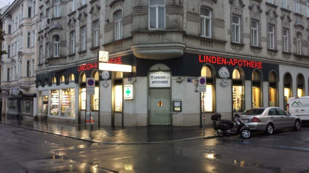 Die Linden Apotheke von außen. Sie liegt in einer Seitenstraße.