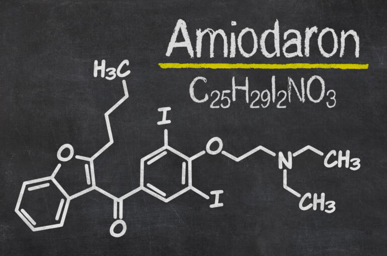 Symbolbild: Die chemische Strukturformel von Amiodaron.