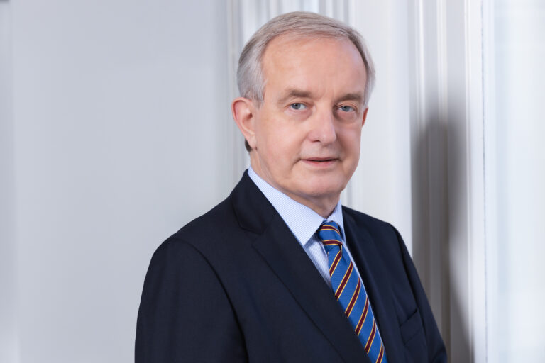 Dr. Johannes Steinhart. Er trägt einen dunkelblauen Anzug und eine gestreifte Krawatte.