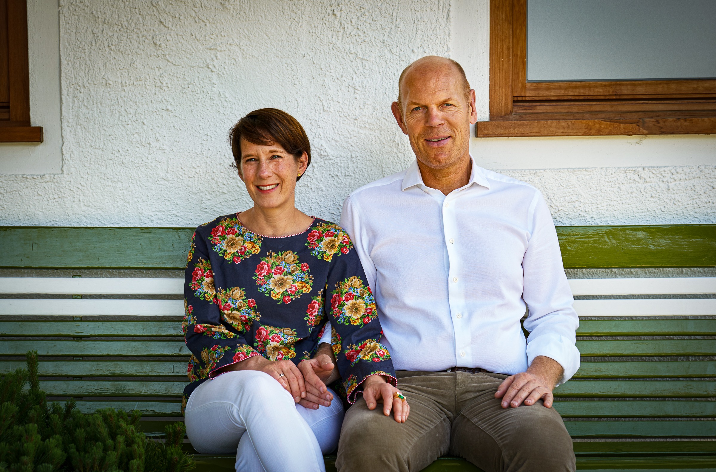 Margit und Stefan Niklas sitzen nebeneinander auf einer Bank