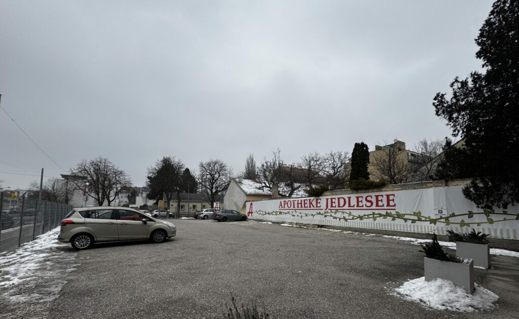 Der große Parkplatz der Apotheke Jedleesee.
