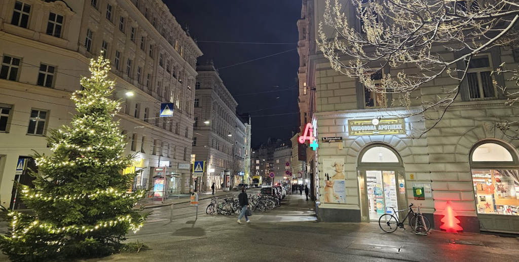 Der Platz vor der Apotheke ist ohne freie Parkplätze.