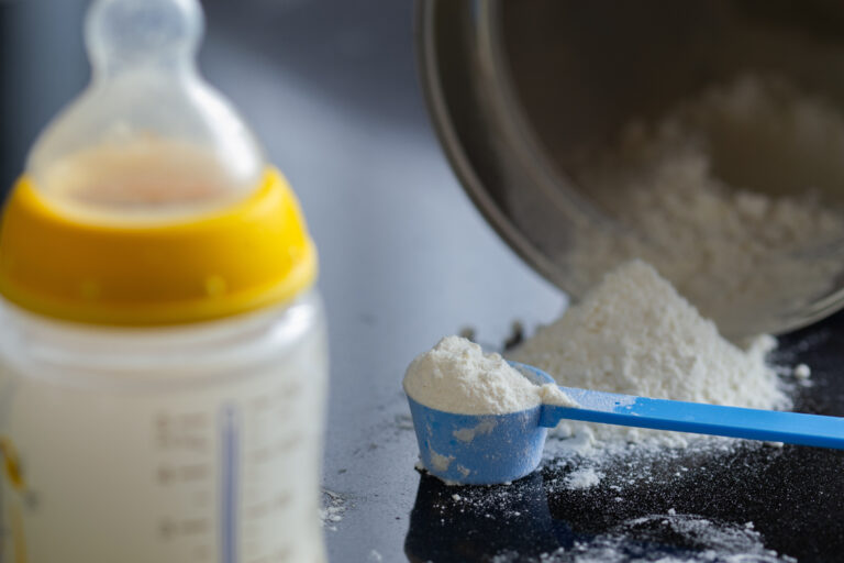 Symbolbild: Ein Löffel zum Pulverisieren liegt neben einem Flasche.