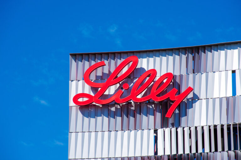 Symbolbild: Das Logo der Firma Eli Lilly auf einem Gebäude