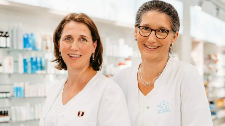 Andrea Karner und Tanja Konder in ihrer Apotheke