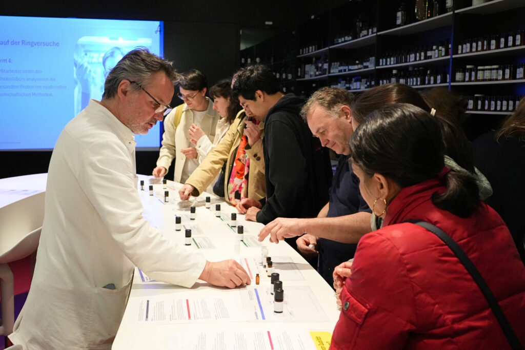 Menschen betrachten die ätherischen Öle.