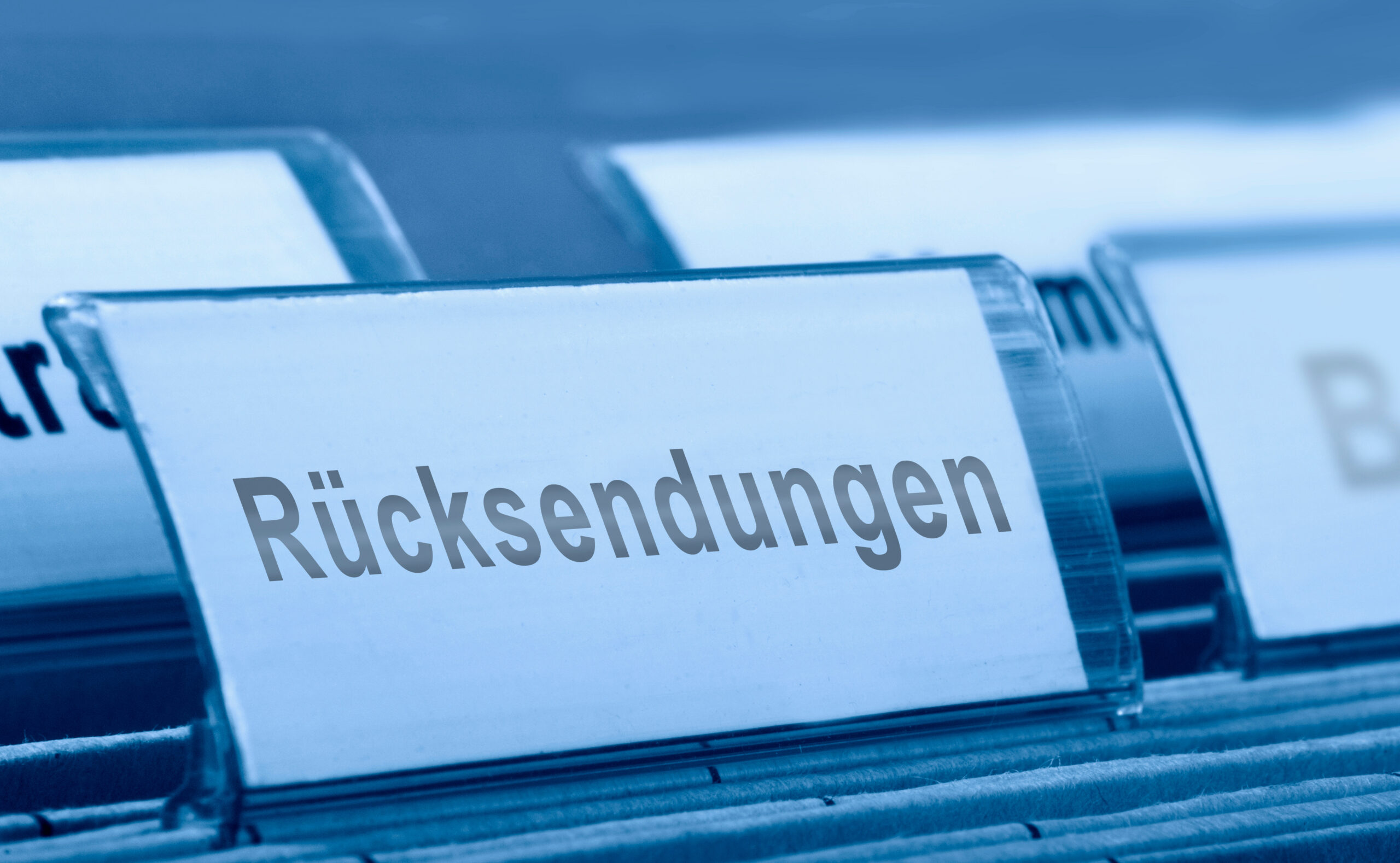 Symbolbild: Nahaufnahme eines Karteikartensystems in einer Apotheke mit dem beschrifteten Register "Rücksendungen".