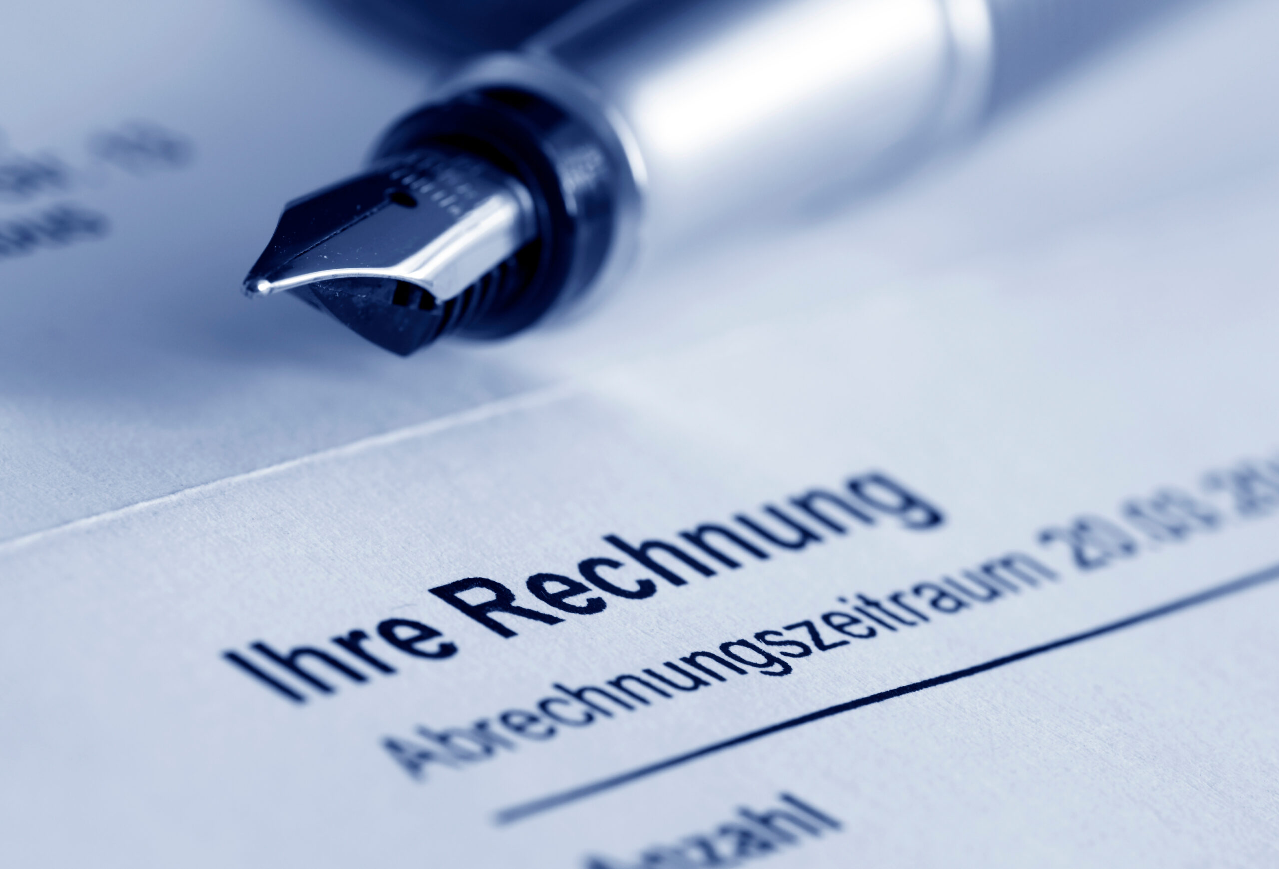 Symbolbild: Nahaufnahme einer Rechnung mit dem Titel "Ihre Rechnung" und einem Stift im Vordergrund.