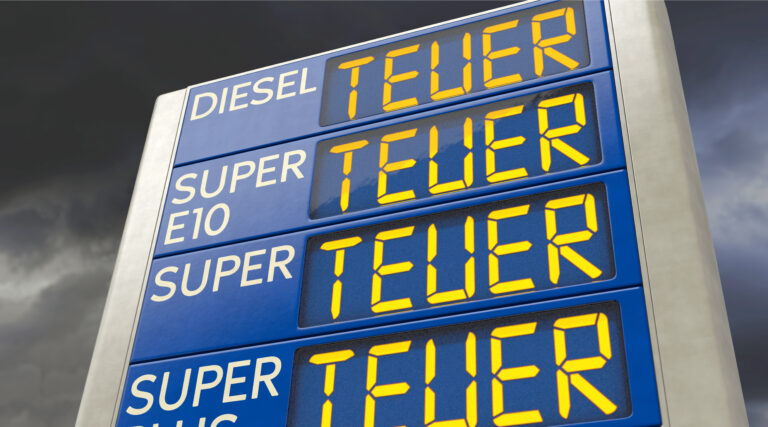 Symbolbild: Tankstellen Preisanzeige mit dem Wort TEUER.