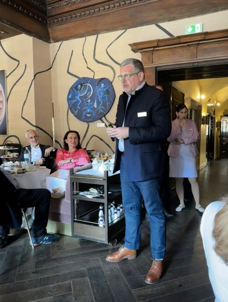 Schätz bei seinem Vortrag. Er steht im Raum.