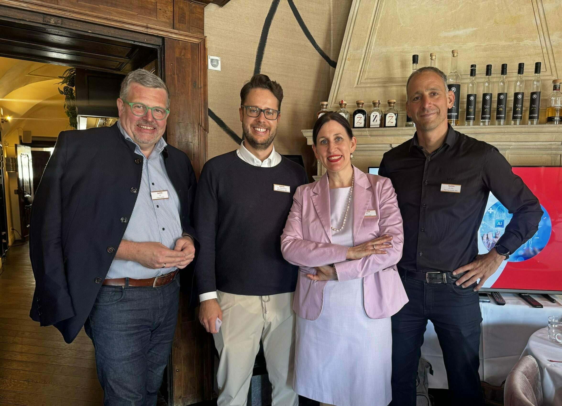 Symbolbild: Die vier Vortragenden beim ApoTalk stehen vor der Präsentation.