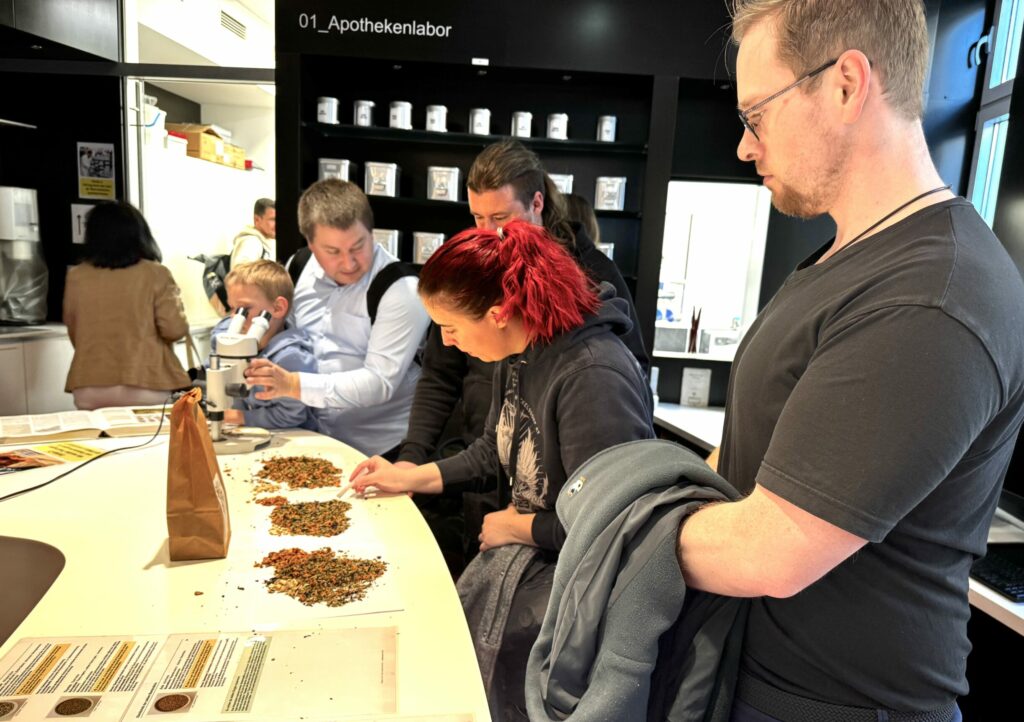 Menschen identifizieren Arzneidorgen im Tee im Apothekerlabor.