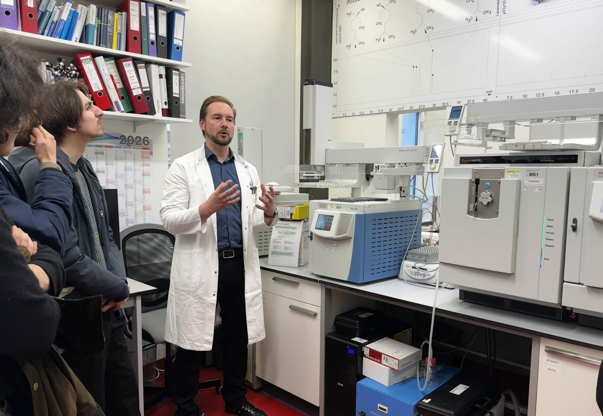 Nachts im Apothekerlabor