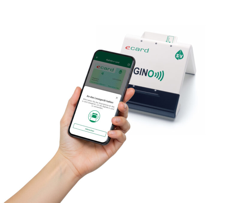 Symbolbild: Eine Hand hält die e-card App an ein Lesegerät.