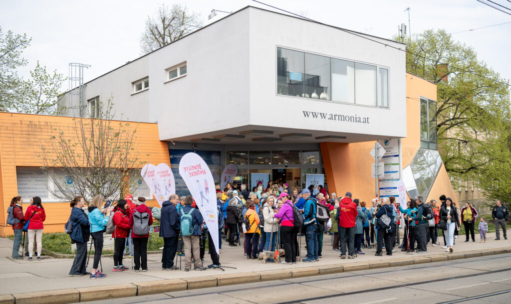 Viele Menschen stehen vor der Apotheke